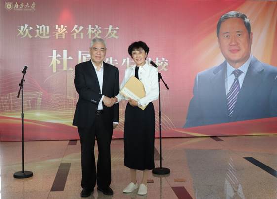 IMG_7409与洪银兴合影