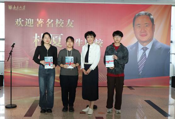 IMG_7384与学生合影